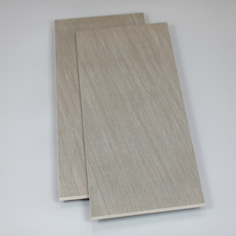 Foshan 300*600mm Porcelain Rustic Tiles สีเทาเข้มกันลื่นสำหรับ Home Hotel