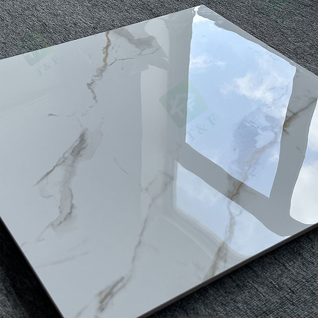 ห้องนั่งเล่น 600 * 600 มม. เคลือบกระเบื้องเซรามิกหินอ่อนสีขาวสุด ๆ พร้อม Glod Vein Glazed Polished