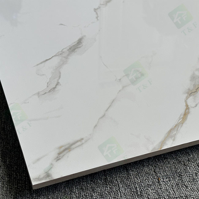 ห้องนั่งเล่น 600 * 600 มม. เคลือบกระเบื้องเซรามิกหินอ่อนสีขาวสุด ๆ พร้อม Glod Vein Glazed Polished
