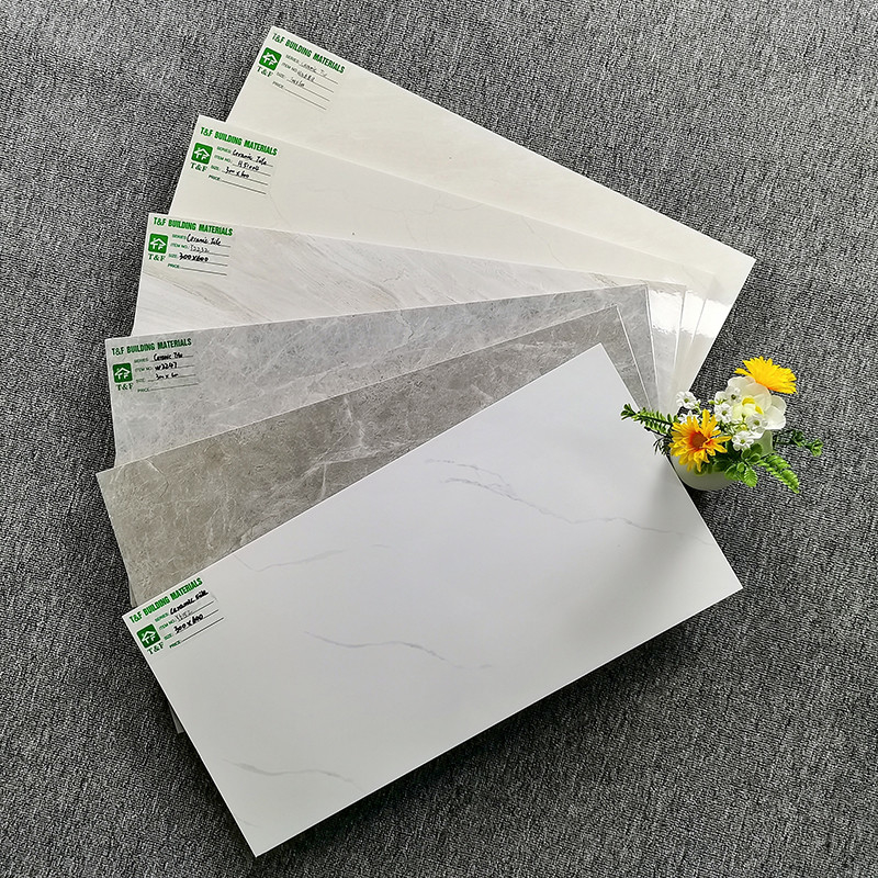 กระเบื้องเซรามิคเคลือบ 300x600 มม. สีเทาภายในห้องน้ำ
